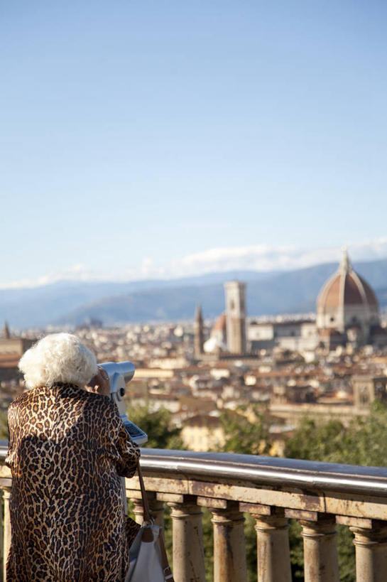 成年人,老年人,一个人,竖图,室外,白天,留白,旅游,仪器,科技,天际线,阳台,意大利,仅一个女性,仅一个人,行人,游客,游人,眺望,检查,研究,反射,分析,科学,望远镜,古城,路人,旅客,背面,观察,清晰,探索,摄影,仅一个老年女性,放大,观看,仔细,科研,科学技术,瞭望,聚焦,圆顶建筑,关注,意大利文化,托斯卡纳区,远视镜,瞭望镜,光学,清楚,过客,老年女性,女人,女性,半身,彩图,大教堂,投币式望远镜,光学仪器,千里镜