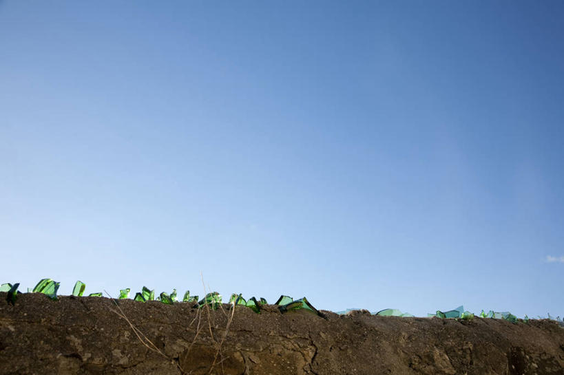 无人,横图,室外,白天,留白,仰视,意大利,锐利,分离,墙,悬崖,瓶子,摄影,保护,锋利,尖锐,托斯卡纳区,万里无云,彩图,低角度拍摄