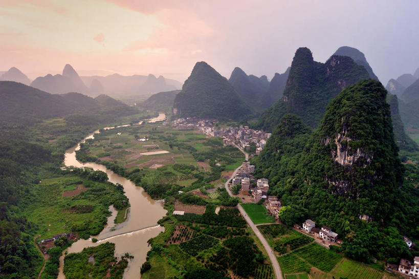 无人,横图,俯视,航拍,室外,美景,日落,森林,山脉,地平线,景观,云,辽阔,地面,风景,自然,广阔,景色,摄影,广西,一望无际,鸟瞰,自然风光,延伸,剪影,阳朔,天地相交,无边无际,一马平川,彩图,高角度拍摄,遇龙河