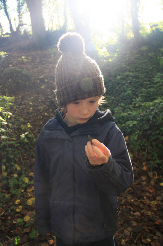 西方人,儿童,一个人,站,竖图,室外,白天,纯洁,森林,帽子,日光,英国,欧洲,欧洲人,仅一个男性,仅一个人,检查,拿着,树,小孩,看,仅一个小孩,可爱,探索,童年,童趣,摄影,童真,烂漫,无邪,手摇花,编织帽,茄克,萨默塞特,天真,男孩,男人,男性,白种人,孩子,休闲活动,半身,彩图,男生,好奇心