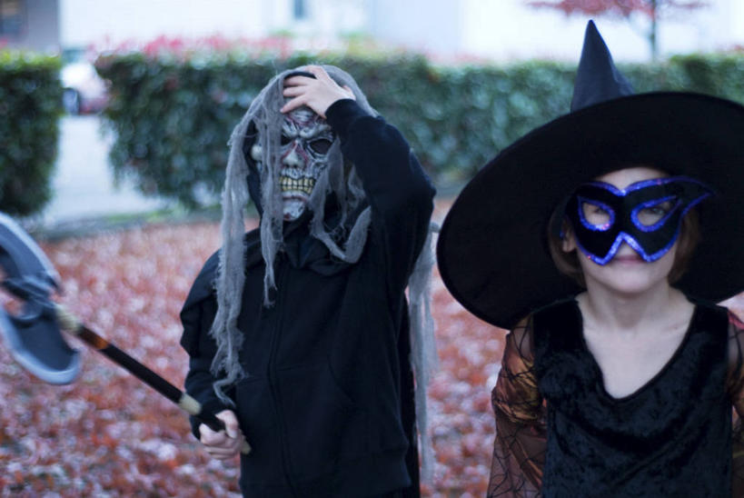 西方人,儿童,两个人,横图,室外,白天,游戏,纯洁,街道,欧洲,美国,欧洲人,节日,庆祝,玩,文化,娱乐,小孩,庆典,休闲,万圣节,可爱,童年,童趣,遮,遮掩,摄影,活动,纪念,巫婆帽,掩盖,遮挡,发泄,消遣,智力,肖像,怪物,女巫,童真,烂漫,无邪,遮盖,波特兰,宣泄,掩饰,天真,女孩,白种人,孩子,玩耍,嬉戏,半身,彩图,装扮,传统文化