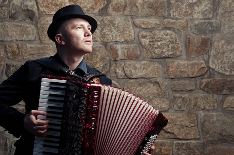 西方人,成年人,中年人,一个人,站,横图,室外,白天,正面,衬衫,帽子,首尔,欧洲,韩国,欧洲人,仅一个男性,仅一个人,仅一个中年男性,表演,手风琴,首都,音乐,石墙,摄影,音乐人,男人,男性,中年男性,白种人,半身,彩图