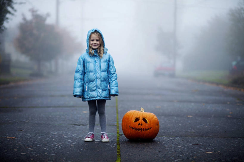 西方人,儿童,脸,头,脸颊,一个人,横图,室外,白天,纯洁,寂寞,雾,街道,南瓜,蔬菜,照明,欧洲,美国,欧洲人,仅一个女性,仅一个人,节日,庆祝,新鲜,装饰,灯光,金瓜,食品,文化,镂空,番瓜,灯,食物,小孩,灯具,仅一个小孩,庆典,南瓜灯,万圣节,寒冷,可爱,童年,童趣,摄影,有机食品,绿色食品,纪念,华丽,修饰,麦瓜,倭瓜,照亮,点缀,照明设备,肖像,童真,烂漫,无邪,波特兰,衬托,美观,雅致,雅观,镂刻,茄克,天真,女孩,女人,女性,白种人,孩子,头部,脸部,脸蛋,面部,彩图,女生,传统文化,拟人,独处