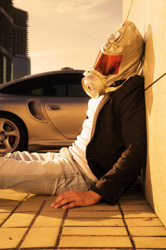 西方人,成年人,一个人,坐,竖图,室外,白天,欧洲,俄罗斯,欧洲人,仅一个男性,仅一个人,庭院,车道,首都,仅一个年轻男性,生病,遮,遮掩,摄影,死亡,掩盖,遮挡,遮盖,防毒面罩,莫斯科,掩饰,空气污染,虚弱,危险,男人,男性,年轻男性,白种人,年轻人,彩图