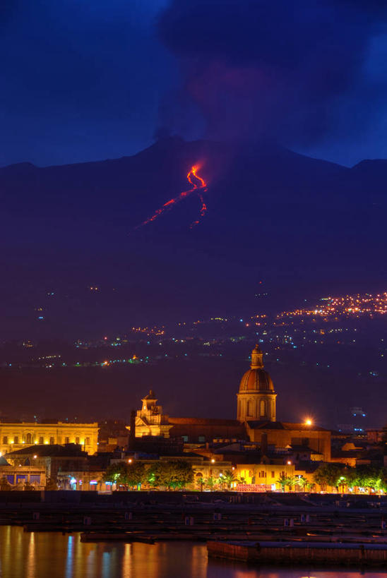 无人,教堂,竖图,室外,水,建筑,意大利,发光,反射,城镇,黄昏,熔岩,摄影,照亮,爆发,意大利文化,埃特纳火山,卡塔尼亚,危险,彩图