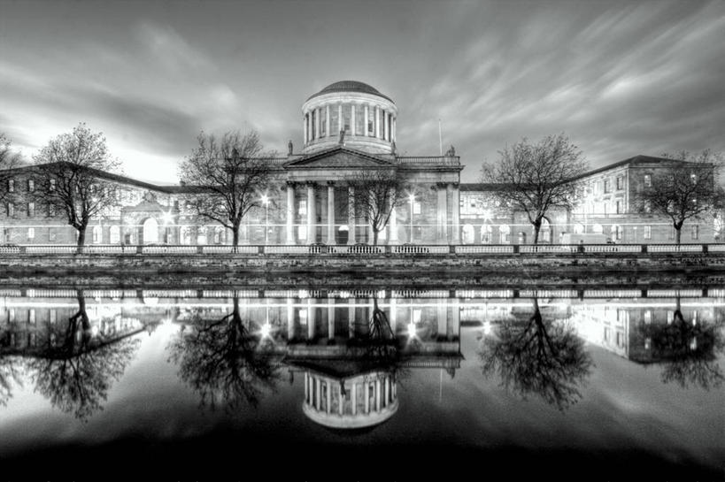 无人,横图,黑白,室外,建筑,爱尔兰,对称,反射,水面,首都,黄昏,摄影,照亮,美国最高法院,利菲河,爱尔兰文化