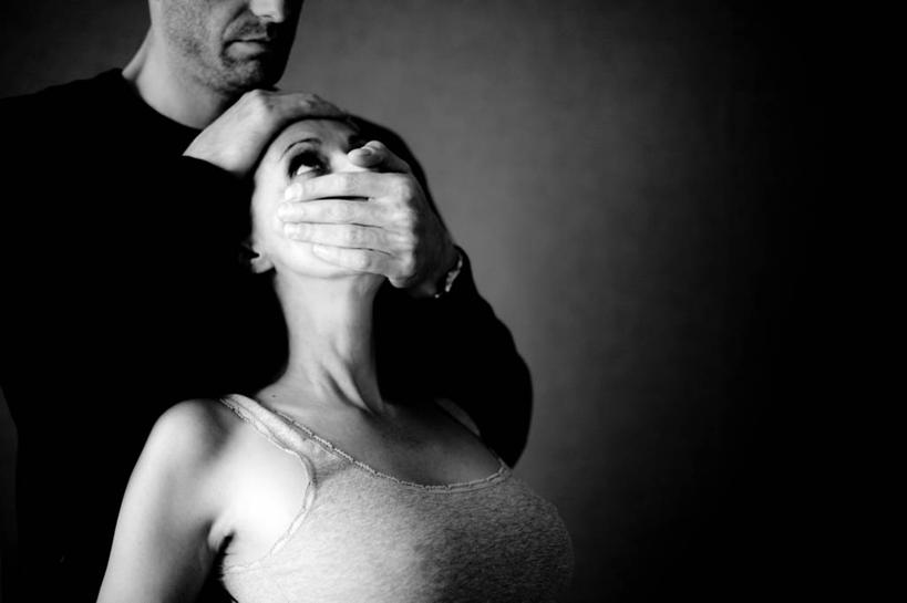 成年人,中年人,老年人,脸,头,脸颊,两个人,横图,黑白,留白,背心,肩膀,向上看,遮,遮掩,摄影,掩盖,遮挡,暴力,恐怖,进攻,遮盖,掩饰,老年男性,中年女性,头部,脸部,脸蛋,面部,仰头,影棚拍摄,捂住