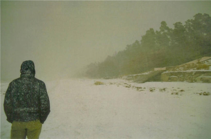 一个人,横图,室外,白天,留白,旅游,拉脱维亚,朦胧,模糊,冬天,下雪,天气,背面,寒冷,摄影,宁静,茄克,海滩,彩图,风帽