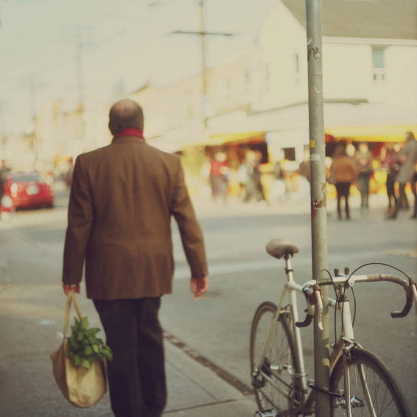 成年人,一个人,方图,室外,白天,购物,消费,自行车,加拿大,仅一个男性,套装,包,购物袋,市场,首都,拿着,顾客,背面,零售,运输,摄影,多伦多,步行,彩图