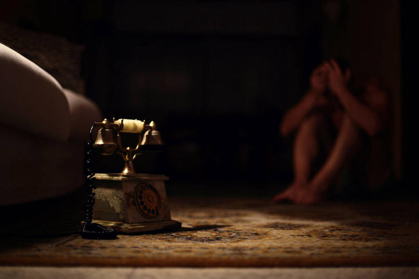 成年人,一个人,坐,横图,室内,夜晚,通讯,地板,沙发,意大利,仅一个男性,朦胧,模糊,首都,黑色,摄影,等,梦想,永远,电话机,座机,睡觉,彩图