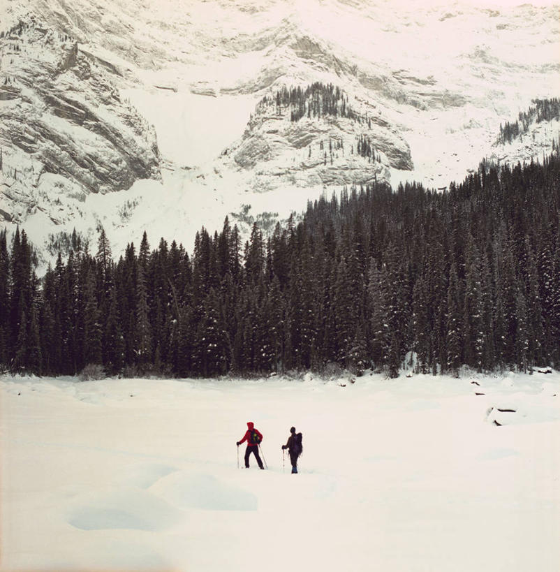 西方人,成年人,中年人,老年人,两个人,竖图,室外,白天,度假,湖,森林,山,雪,雪山,欧洲,加拿大,欧洲人,树,寒冷,摄影,背包客,登山杖,卡尔加里,亚伯达,冒险,老年男性,白种人,休闲活动,彩图,旅行