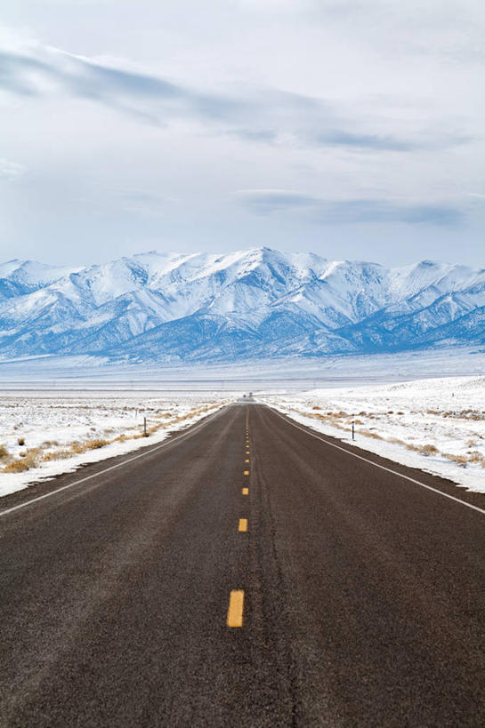 无人,竖图,室外,白天,美景,山,山脉,雪,雪山,道路,路,公路,美国,路标,地形,景观,云,冬天,交通,方向,风景,天空,自然,景色,寒冷,运输,摄影,宁静,自然风光,内华达州,奥斯汀,马路,彩图