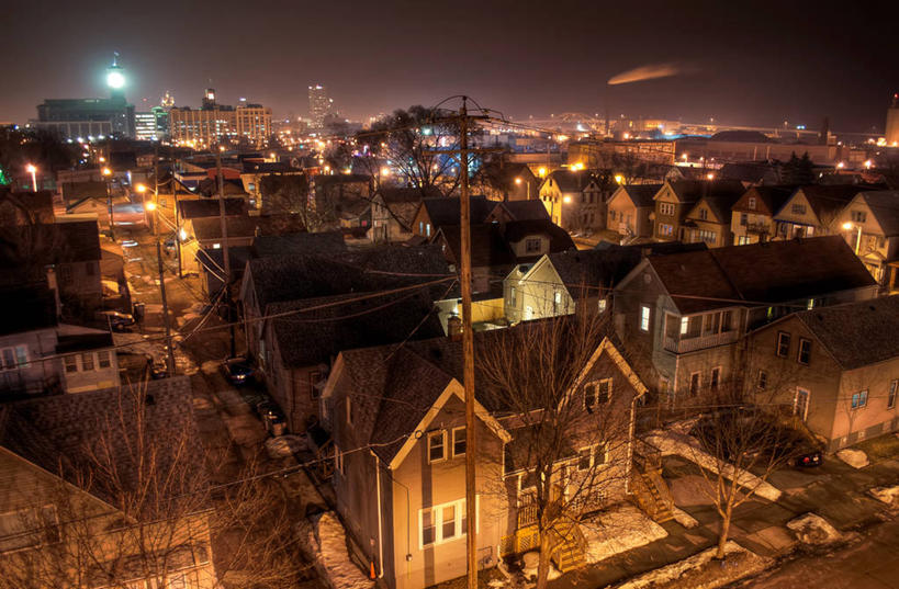 无人,横图,俯视,室外,夜晚,天际线,城市,建筑,美国,房屋,屋顶,仓库,钟塔,天空,摄影,照亮,北美,北美洲,美洲,市区,威斯康辛州,北亚美利加洲,亚美利加洲,威斯康星,威斯康星州,威斯康辛,权皮之州,獾穴之州,美洲獾之州,獾州,奶制品之州,密尔沃基,彩图,高角度拍摄,美利坚合众国,居住区