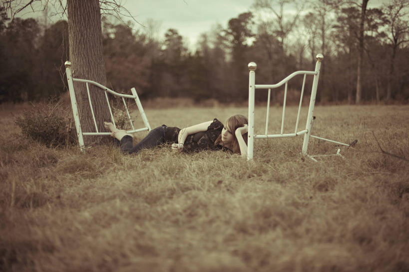 西方人,儿童,少年,一个人,横图,室外,白天,纯洁,寂寞,草地,欧洲,美国,欧洲人,仅一个男性,仅一个年轻女性,仅一个女性,仅一个人,休闲装,草,树,仅一个年轻男性,小孩,自然,思考,赤脚,放松,可爱,童年,童趣,摄影,侧卧,童真,烂漫,无邪,天真,男人,男性,年轻男性,年轻女性,女人,女性,白种人,孩子,彩图,独处,床架