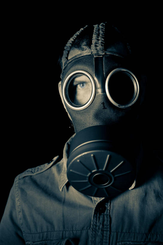 成年人,中年人,脸,头,脸颊,一个人,竖图,安全,日本,仅一个男性,仅一个人,仅一个中年男性,黑色背景,肩膀,摄影,保护,肖像,军服,防毒面罩,冈山县,男人,男性,中年男性,头部,脸部,脸蛋,面部,彩图,影棚拍摄