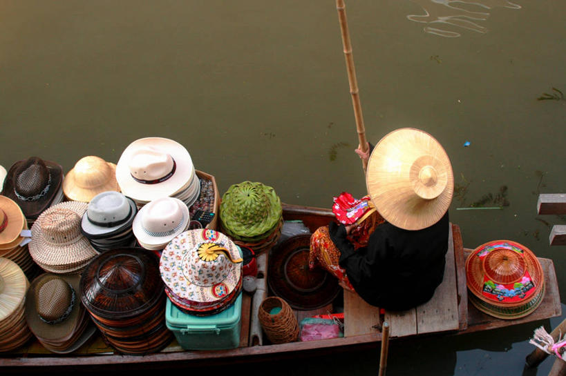 一个人,坐,横图,俯视,室外,白天,船,帽子,泰国,小贩,堆叠,朦胧,模糊,拿着,水上市场,运输,摄影,多样,运河,泰国文化,彩图,高角度拍摄