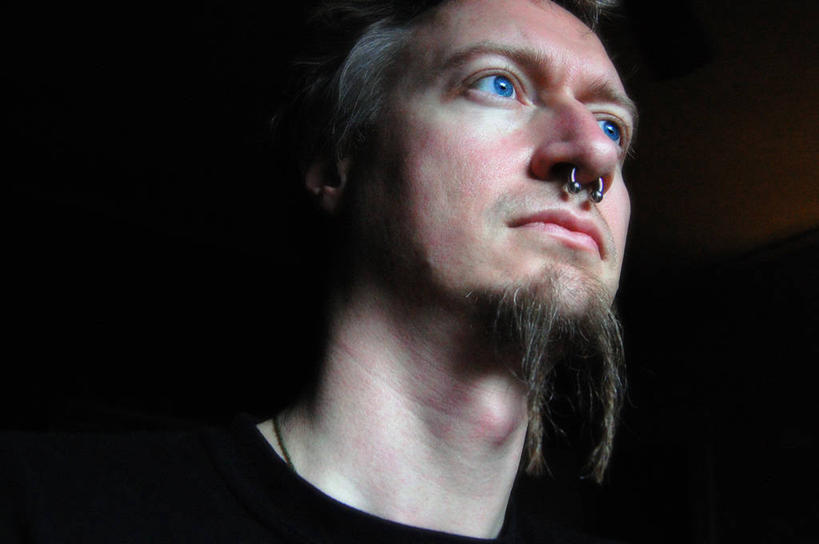 西方人,成年人,中年人,脸,头,脸颊,胡须,一个人,横图,特写,时尚,欧洲,欧洲人,仅一个男性,仅一个人,仅一个中年男性,黑色背景,休闲装,肩膀,思考,摄影,男人,男性,中年男性,白种人,山羊胡,头部,胡子,络腮胡,脸部,脸蛋,面部,彩图,影棚拍摄