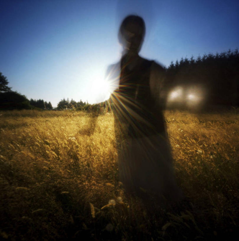 成年人,一个人,竖图,室外,白天,寂寞,农业,美国,仅一个女性,朦胧,模糊,田地,天空,自然,摄影,剪影,俄勒冈州,超自然,步行,彩图