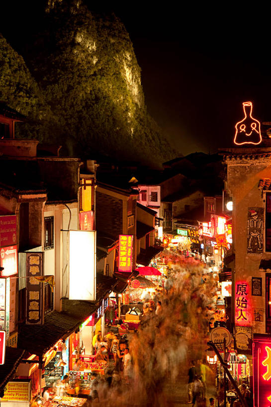 商店,竖图,俯视,室外,夜晚,商务,消费,城市,道路,建筑,街道,路,公路,庆祝,标志,文字,字符,字母,交通,标识,布告,零售,摄影,广西,群众,树梢,阳朔,马路,彩图,高角度拍摄