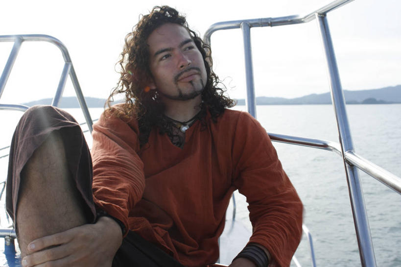 成年人,中年人,胡须,一个人,栏杆,坐,横图,室外,白天,正面,海洋,船,泰国,仅一个男性,仅一个人,仅一个中年男性,休闲装,天空,思考,放松,运输,摄影,甲板,披披岛,甲米,男人,男性,中年男性,胡子,卷发,络腮胡,彩图