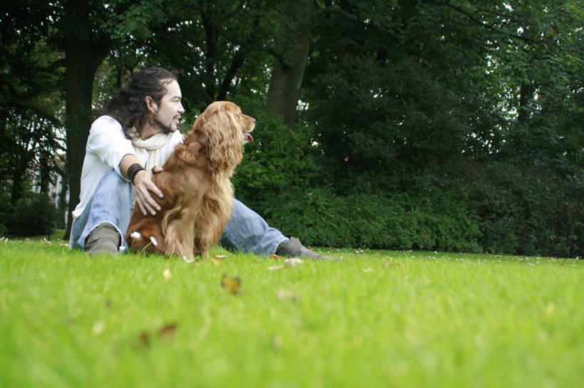 成年人,中年人,一个人,公园,坐,横图,室外,白天,宠物,狗,日光,比利时,仅一个男性,仅一个人,仅一个中年男性,首都,休闲装,草,树,休息,家畜,放松,摄影,英国小猎犬,布鲁塞尔,男人,男性,中年男性,卷发,休闲活动,彩图