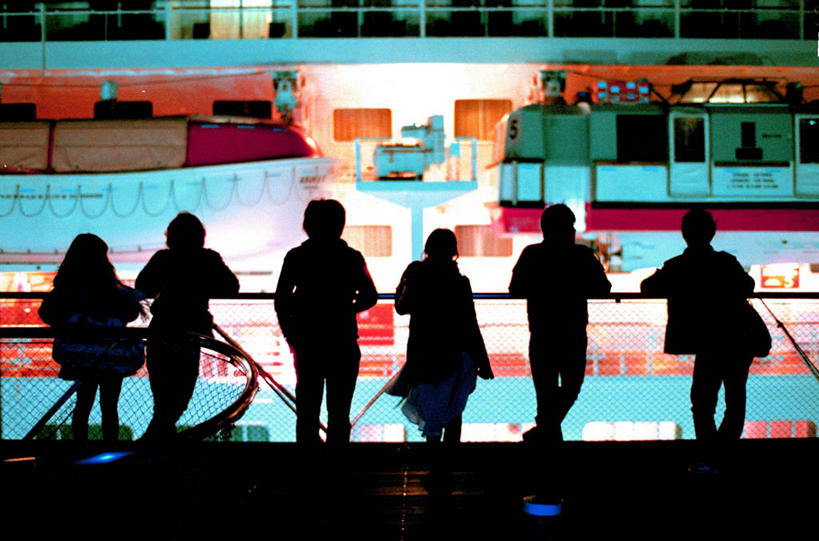 成年人,栏杆,站,横图,室外,夜晚,度假,旅途,日本,一排,整齐,横滨,神奈川县,休闲装,排列,邮轮,靠,靠着,运输,摄影,甲板,队列,剪影,永远,男人,女人,彩图