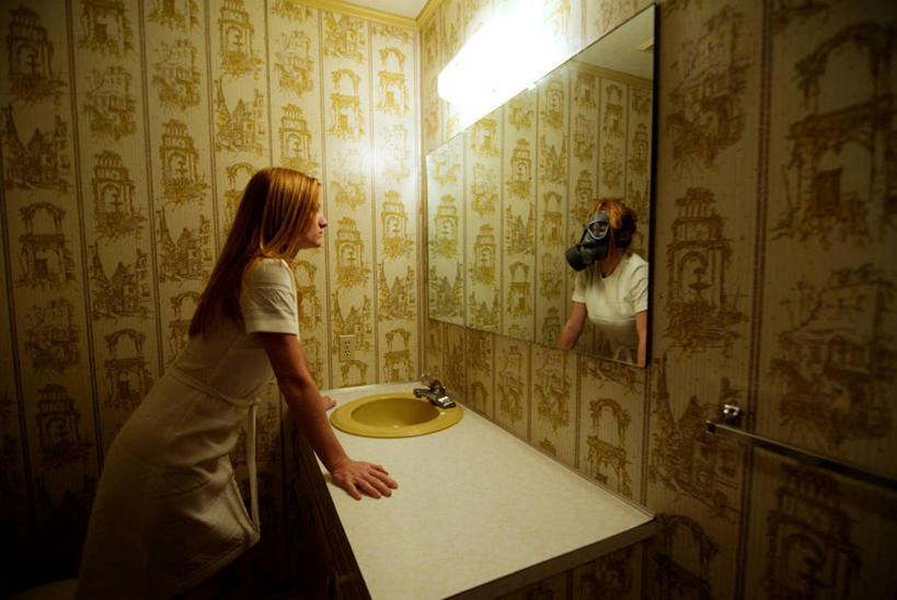 西方人,成年人,中年人,一个人,站,横图,室内,侧面,复古,壁纸,镜子,浴室,欧洲,美国,欧洲人,仅一个女性,仅一个人,反射,水槽,水龙头,古典,拿着,休闲装,靠,靠着,仅一个中年女性,思考,摄影,保护,想象,计算机制图,防毒面罩,女人,女性,中年女性,白种人,彩图