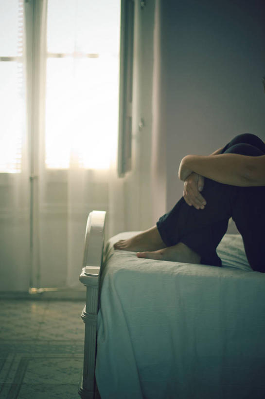 一个人,竖图,室内,白天,窗帘,床,地板,卧室,西班牙,朦胧,模糊,赤脚,放松,摄影,抱膝,屈膝,休闲活动,双腿交叉,彩图