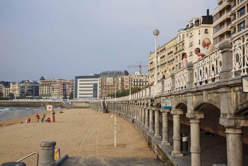 横图,室外,白天,海洋,城市,建筑,西班牙,沙子,柱子,天空,自然,摄影,圣塞瓦斯蒂安,海滩,彩图