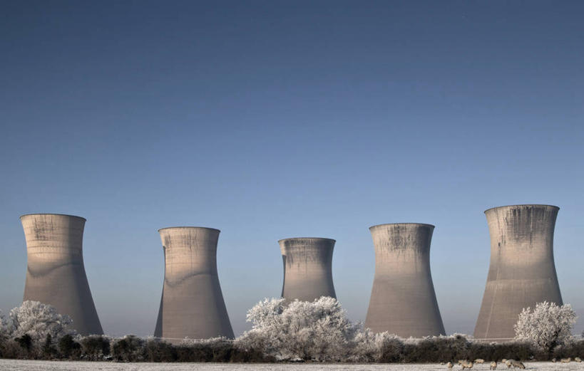 无人,横图,室外,白天,烟囱,雪,建筑,英国,冬天,霜,树,发电站,寒冷,工业,摄影,能源,冷却塔,万里无云,彩图