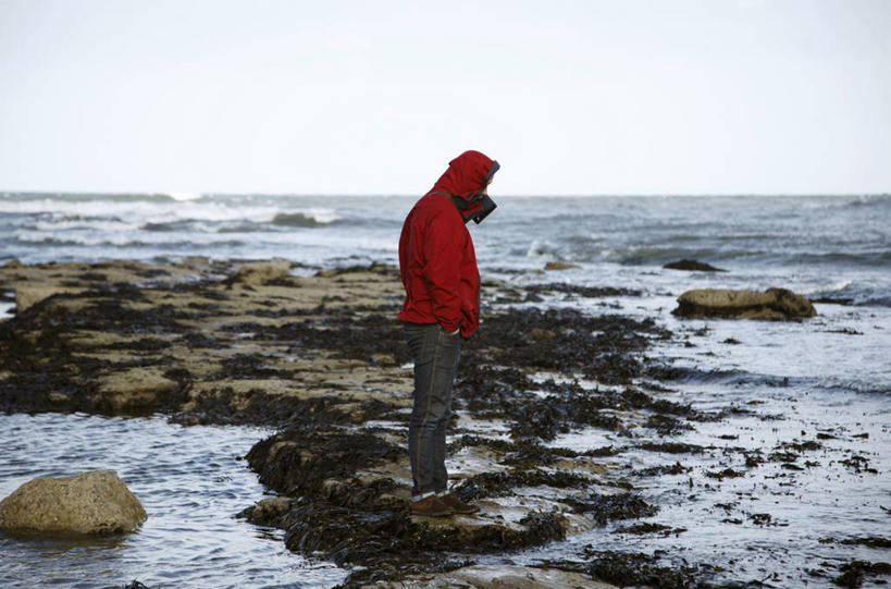 成年人,一个人,站,横图,室外,白天,侧面,寂寞,海洋,水,英国,仅一个男性,朦胧,模糊,河岸,水平线,外套,红色,自然,摄影,享乐,手插袋,万里无云,岩石,休闲活动,插兜,手插兜,彩图,手抄兜,独处,潮水坑