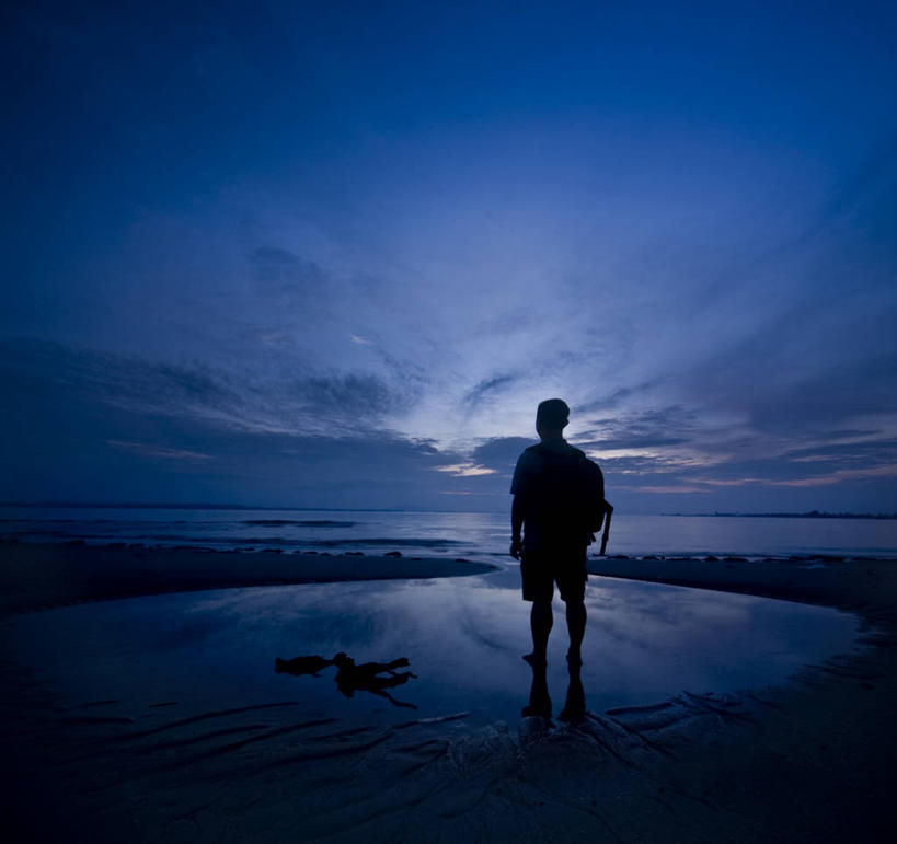 成年人,一个人,站,横图,室外,度假,寂寞,日出,海洋,美景,新加坡,仅一个男性,反射,景观,云,背面,风景,自然,景色,摄影,宁静,自然风光,剪影,背包客,海滩,彩图