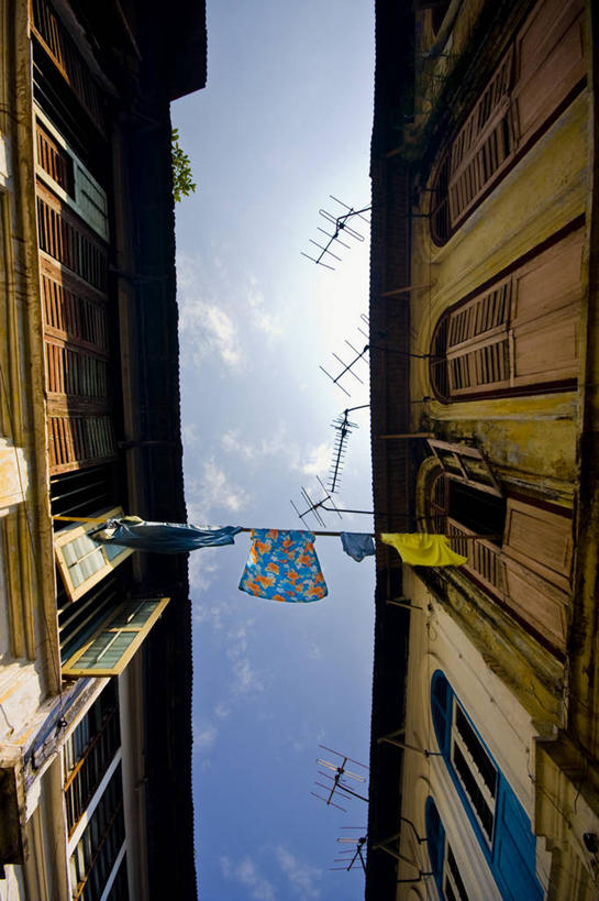 无人,竖图,室外,白天,窗户,建筑,马来西亚,吊挂,悬挂,云,古城,挂,注视,天空,观察,看,晾衣服,摄影,观看,宁静,察看,关注,霹雳州,烘干,彩图,家务劳动