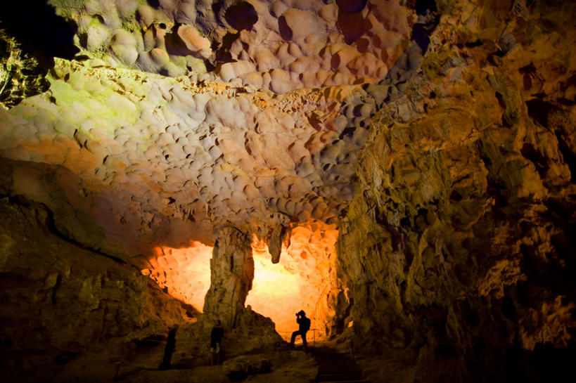 一个人,横图,室内,探险,越南,朦胧,模糊,自然,地标建筑,摄影,洞穴,岩层,剪影,下龙湾,钟乳石,石笋,地质学,冒险,岩石,彩图
