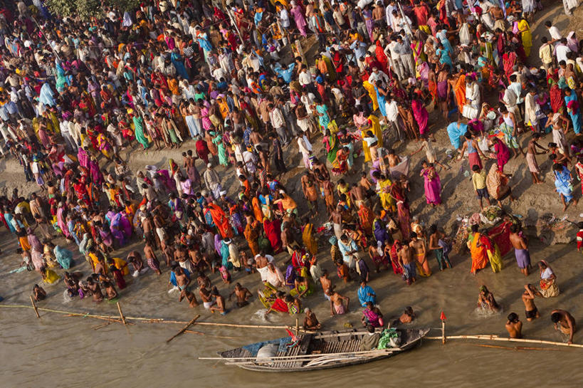 横图,俯视,室外,白天,河流,印度,朦胧,模糊,庆祝,许多人,一群人,运输,摄影,宗教,群众,印度文化,比哈尔,洗涤,彩图,高角度拍摄,朝拜者,传统文化