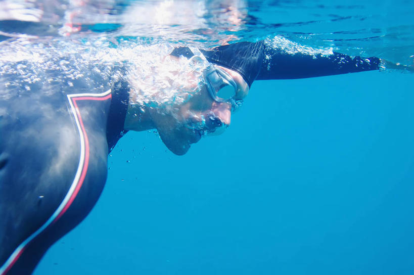 游泳,西方人,成年人,中年人,脸,头,脸颊,一个人,横图,室外,白天,竞争,水下,水,德国,欧洲,欧洲人,仅一个男性,仅一个人,仅一个中年男性,眼镜,泳镜,肩膀,蓝色,游泳眼镜,力量,摄影,努力,田径运动员,巴伐利亚,男人,男性,中年男性,白种人,头部,脸部,脸蛋,面部,彩图,泳衣,铁人三项