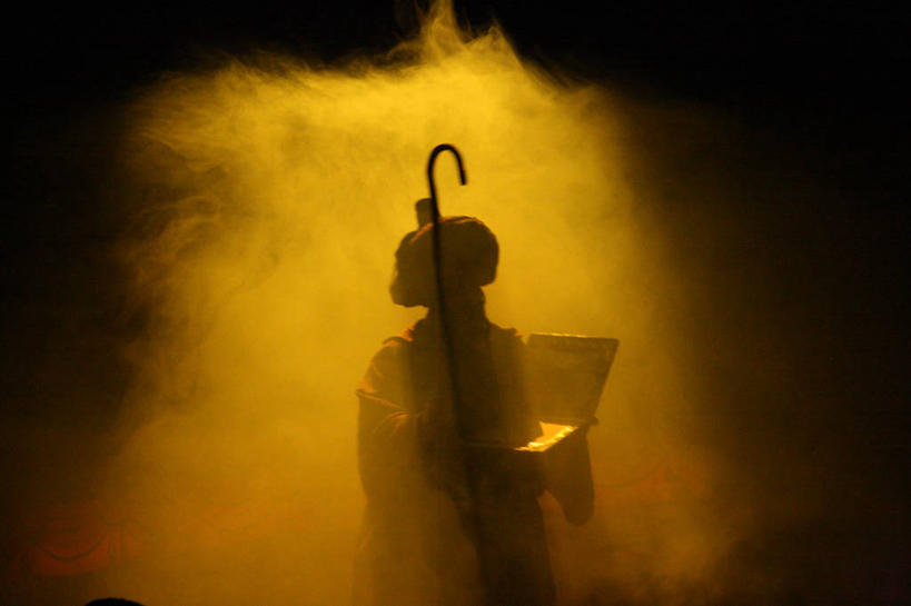 成年人,一个人,横图,室内,神秘,希腊,仅一个男性,拿着,烟,个性,摄影,书,半身,彩图