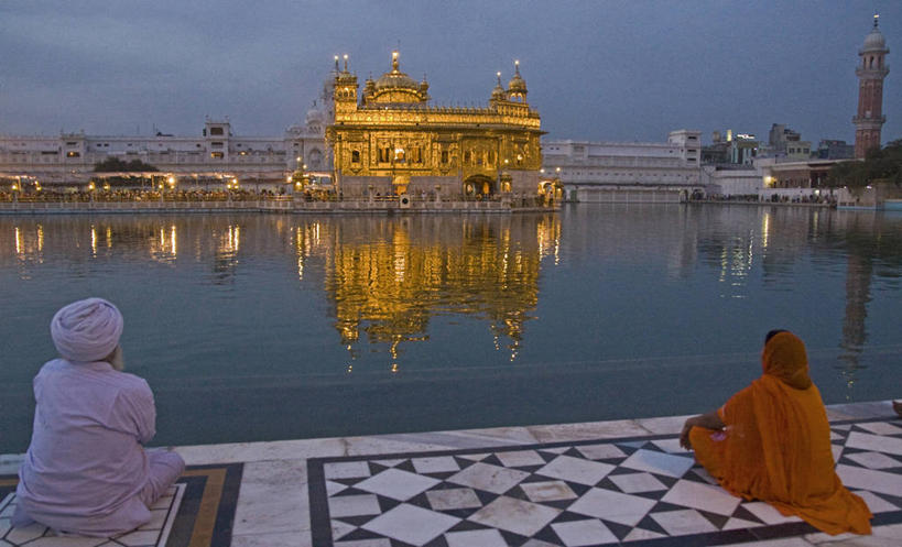 成年人,两个人,坐,横图,室外,湖,建筑,印度,反射,头巾,背面,黄昏,地标建筑,祈祷,思考,放松,摄影,照亮,印度文化,灵性,阿姆利则,男人,女人,彩图,传统服装,锡克教