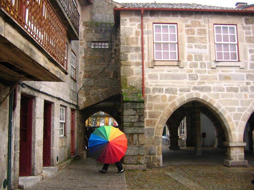 一个人,横图,室外,白天,建筑,葡萄牙,朦胧,模糊,伞,拱门,摄影,保护,步行,彩图