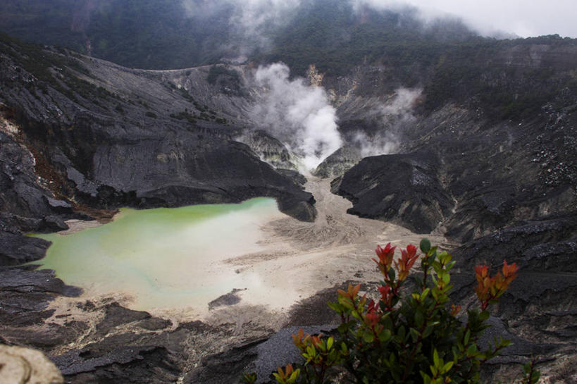 无人,横图,室外,白天,火山,印度尼西亚,环保,火山口,热,自然,烟,熔岩,摄影,能源,宁静,回收,资源,岩层,水生植物,利用,低碳,循环,持续,地质学,西爪哇,自然地理,岩石,彩图,万隆