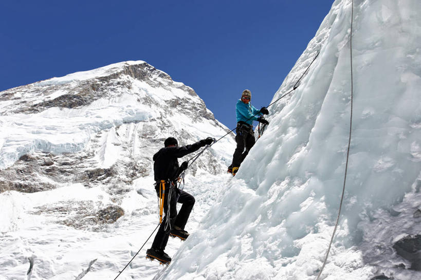 西方人,成年人,中年人,两个人,攀登,横图,室外,白天,旅游,度假,风险,山,雪山,日光,欧洲,尼泊尔,欧洲人,亚洲,娱乐,绳子,享受,休闲,放松,寒冷,摄影,上升,山脊,挑战,万里无云,珠穆朗玛峰,冰瀑,技能,冒险,危险,年轻男性,中年男性,白种人,年轻人,休闲活动,爬山,彩图,鲲鹏