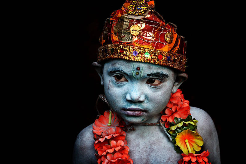 婴儿,儿童,脸,头,脸颊,一个人,横图,正面,民族服装,纯洁,印度,仅一个人,黑色背景,服装,艺术,光线,花环,光芒,古典,文化,表演者,传统,肩膀,花,小孩,衣服,红色,蓝色,可爱,童年,摄影,服饰,活泼,影棚,古装,摄影棚,宝宝,纯真,烂漫,无邪,拉贾斯坦邦,韵味,灵性,伶俐,天真,孩子,头部,脸部,脸蛋,面部,王冠,彩图,影棚拍摄,传统服装,民俗服,拍摄,传统文化