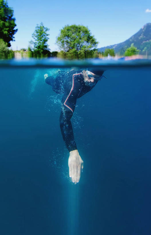 游泳,西方人,成年人,中年人,一个人,竖图,室外,白天,泳装,风险,运动,水下,湖,山,德国,欧洲,欧洲人,仅一个男性,仅一个人,仅一个中年男性,眼镜,泳镜,水面,树,天空,游泳眼镜,活力,摄影,决心,努力,田径运动员,男人,男性,中年男性,白种人,彩图,铁人三项