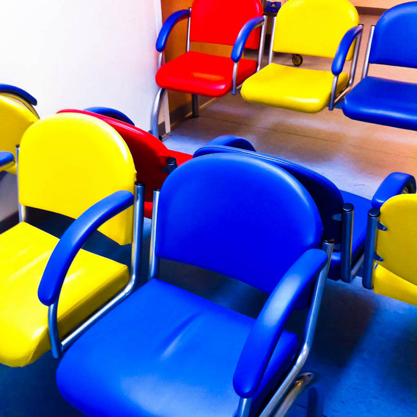 无人,医院,方图,彩色,室内,特写,椅子,英国,一排,整齐,排列,黄色,红色,蓝色,摄影,多样,五颜六色,色彩斑斓,队列,五彩缤纷,等候室,五彩斑斓,汉普郡,五光十色,彩图