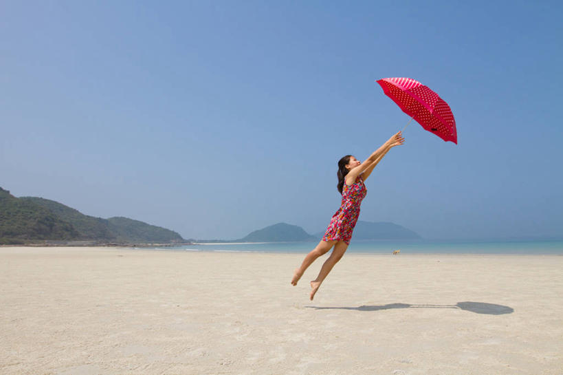 成年人,一个人,横图,室外,白天,度假,海洋,山,越南,仅一个年轻女性,仅一个女性,仅一个人,阴影,伞,沙子,圆点,半空,拿着,飞,摄影,努力,万里无云,广宁省,无忧无虑,年轻女性,女人,女性,年轻人,海滩,彩图,独处