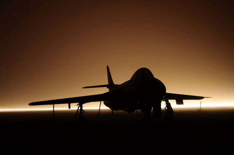 无人,横图,室外,长时间曝光,雾,飞机,英国,停靠,交通,航空,交通工具,战争,运输,摄影,空军,飞行器,战斗机,客机,停泊,载具,剪影,轰炸机,军用机,军用战斗机,攻击机,彩图,旅行,商务机