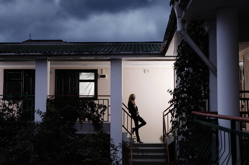 西方人,成年人,一个人,栏杆,站,横图,室外,夜晚,侧面,楼梯,建筑,欧洲,俄罗斯,欧洲人,仅一个年轻女性,仅一个女性,仅一个人,柱子,云,靠,靠着,思考,放松,摄影,剪影,年轻女性,女人,女性,白种人,年轻人,休闲活动,彩图,汽车旅馆,俄罗斯人,独处