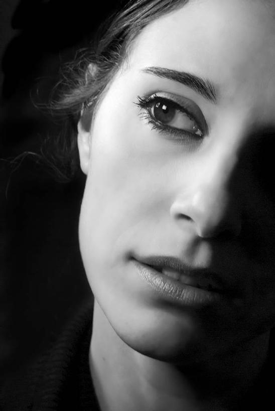 成年人,中年人,脸,头,脸颊,一个人,竖图,黑白,特写,信心,意大利,仅一个女性,仅一个人,黑色背景,首都,肩膀,仅一个中年女性,思考,摄影,女人,女性,中年女性,头部,脸部,脸蛋,面部,影棚拍摄,白日梦