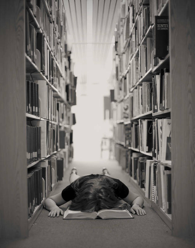 成年人,一个人,图书馆,竖图,黑白,室内,白天,书架,纽约,美国,仅一个年轻女性,仅一个女性,仅一个人,沮丧,背面,趴着,疲倦,思考,摄影,失望,疲劳,疲惫,困乏,疲乏,挫败,委顿,疲困,疲顿,疲钝,倦怠,怠倦,年轻女性,女人,女性,年轻人,书