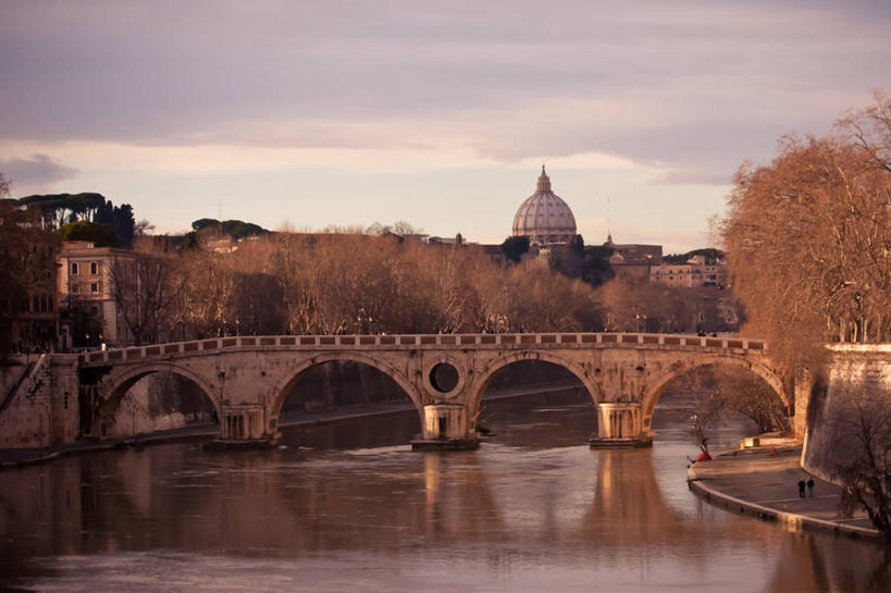 两个人,横图,室外,河流,日落,城市,建筑,船,意大利,朦胧,模糊,反射,河岸,拱门,古城,桥,首都,浪漫,联系,文艺复兴,历史,拱桥,树,地标建筑,运输,摄影,宗教,宁静,高雅,基督教,圆顶建筑,意大利文化,台伯河,彩图